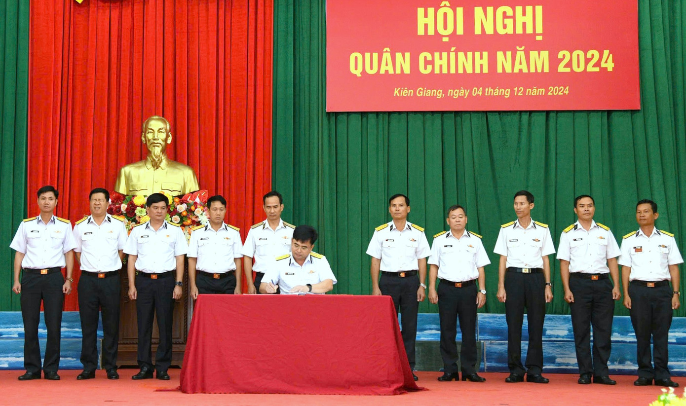 Tại hội nghị, Bộ Tư lệnh Vùng 5 Hải quân đã tổng kết phong trào Thi đua Quyết thắng năm 2024 và phát động phong trào thi đua năm 2025.