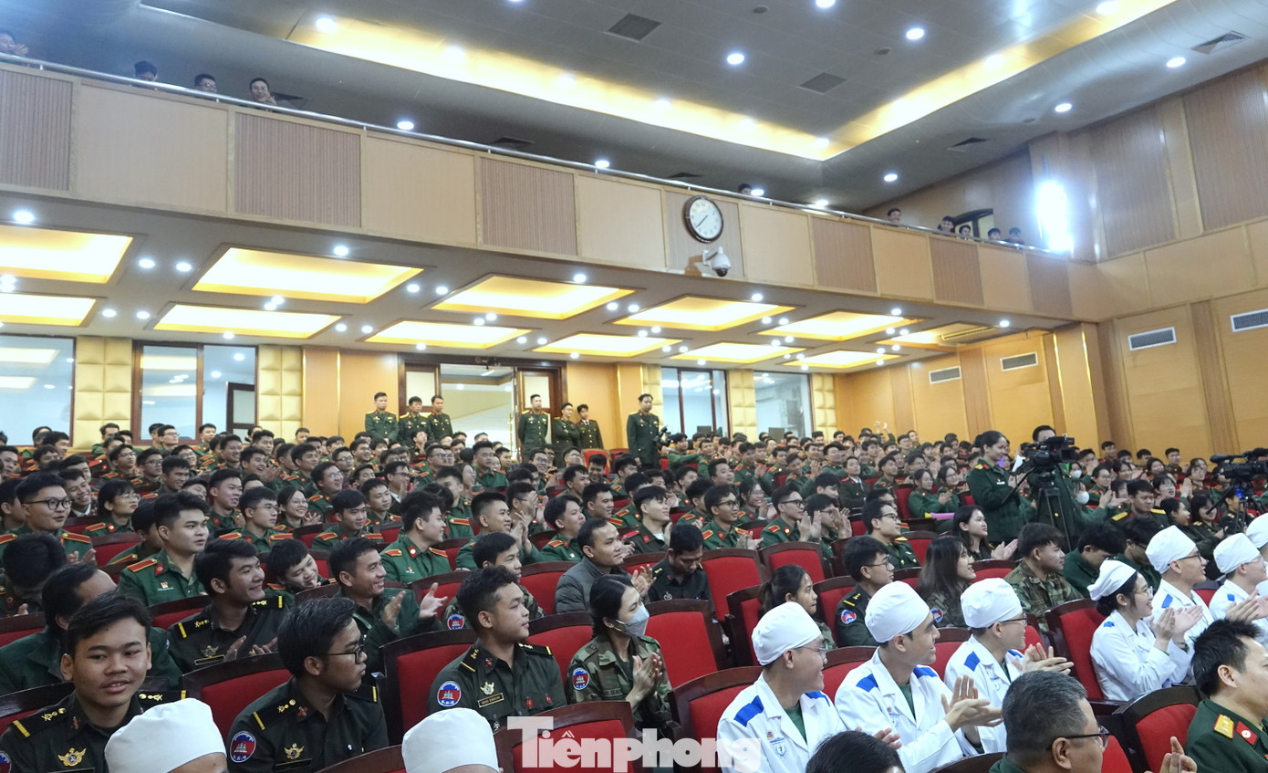 Đông đảo học viên quân sự Việt Nam, Lào, Campuchia theo dõi, sôi nổi cổ vũ các đội thi. Đông đảo học viên quân sự Việt Nam, Lào, Campuchia theo dõi, sôi nổi cổ vũ các đội thi.