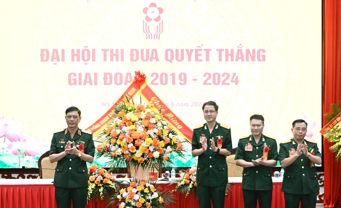 Thiếu tướng Nguyễn Ngọc Đoàn (ngoài cùng bên trái) - Phó Bí thư Đảng ủy Bộ Tổng tham mưu, Cơ quan Bộ Quốc phòng, Chủ nhiệm Chính trị Bộ Tổng tham mưu Quân đội nhân dân Việt Nam, tới dự, chỉ đạo và tặng hoa chúc mừng đại hội.