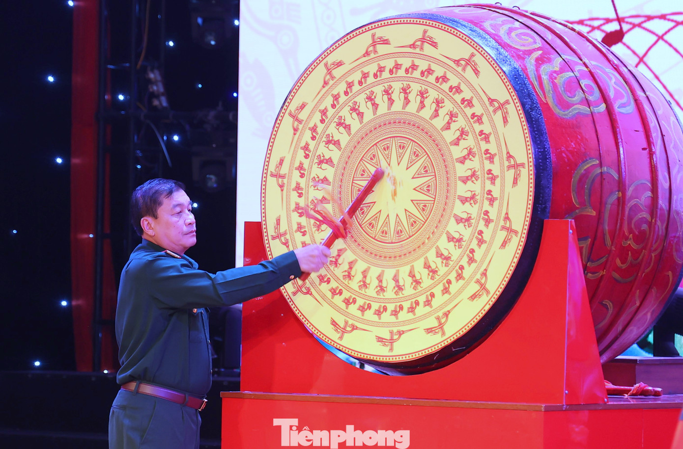 Trung tướng Trương Thiên Tô - Phó Chủ nhiệm Tổng cục Chính trị QĐND Việt Nam, đánh trống khai mạc liên hoan. Trung tướng Trương Thiên Tô - Phó Chủ nhiệm Tổng cục Chính trị QĐND Việt Nam, đánh trống khai mạc liên hoan.