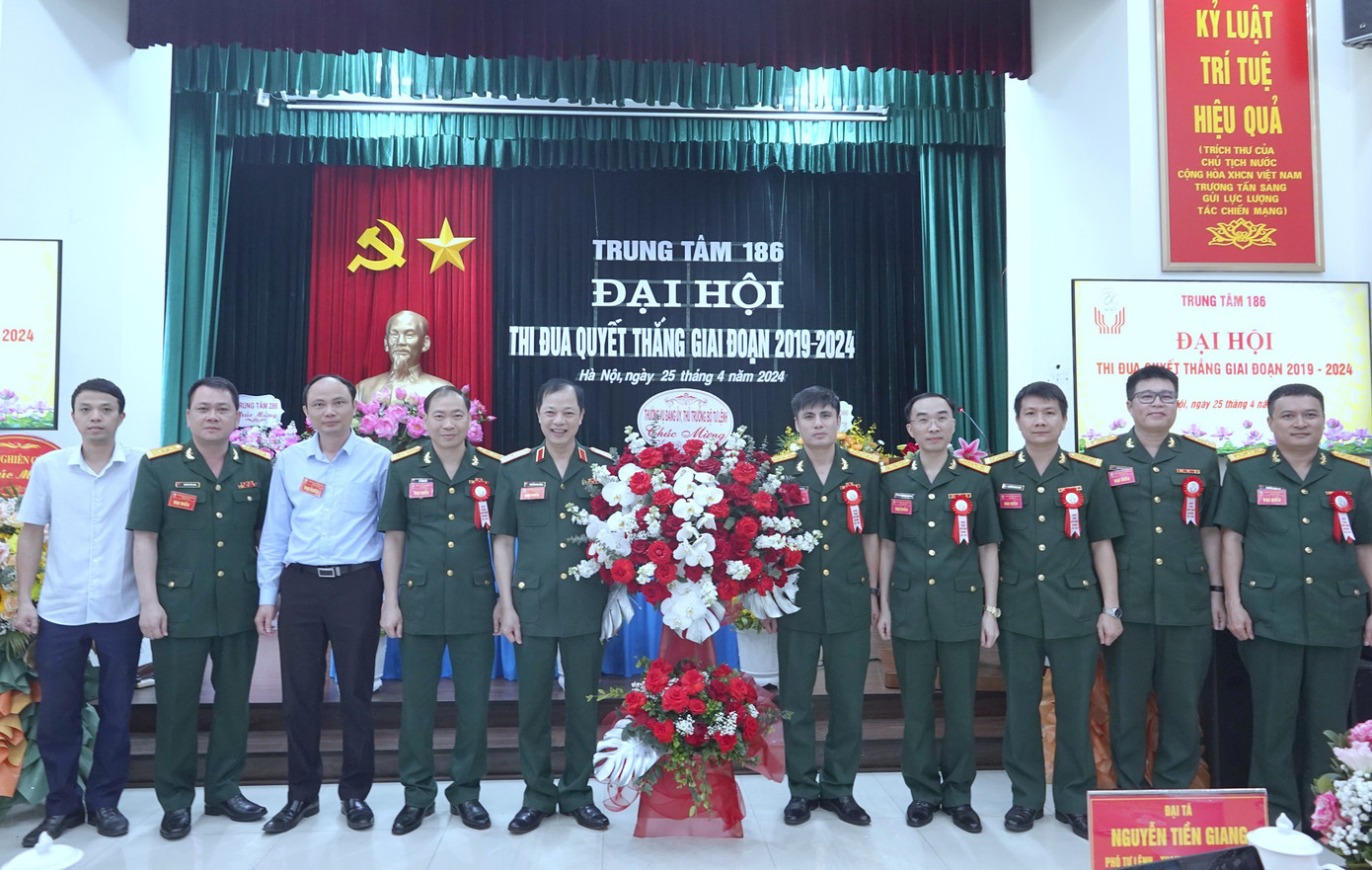 Đảng ủy, Bộ tư lệnh 86 tặng hoa chúc mừng đại hội, sáng 25/4.