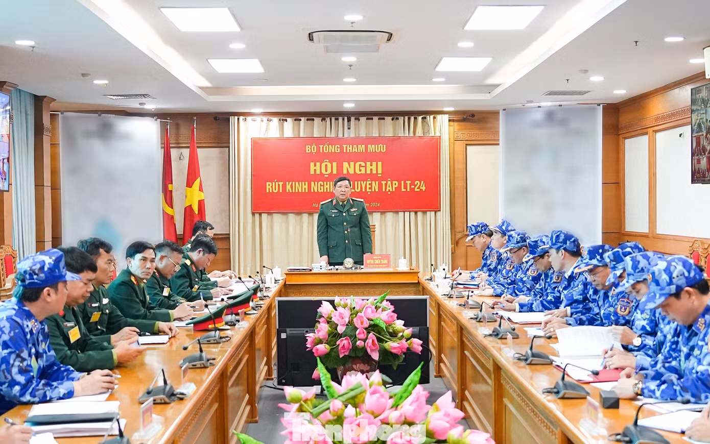 Thượng tướng Huỳnh Chiến Thắng chủ trì Hội nghị rút kinh nghiệm trong chuyển trạng thái sẵn sàng chiến đấu tại Bộ Tư lệnh Cảnh sát biển.