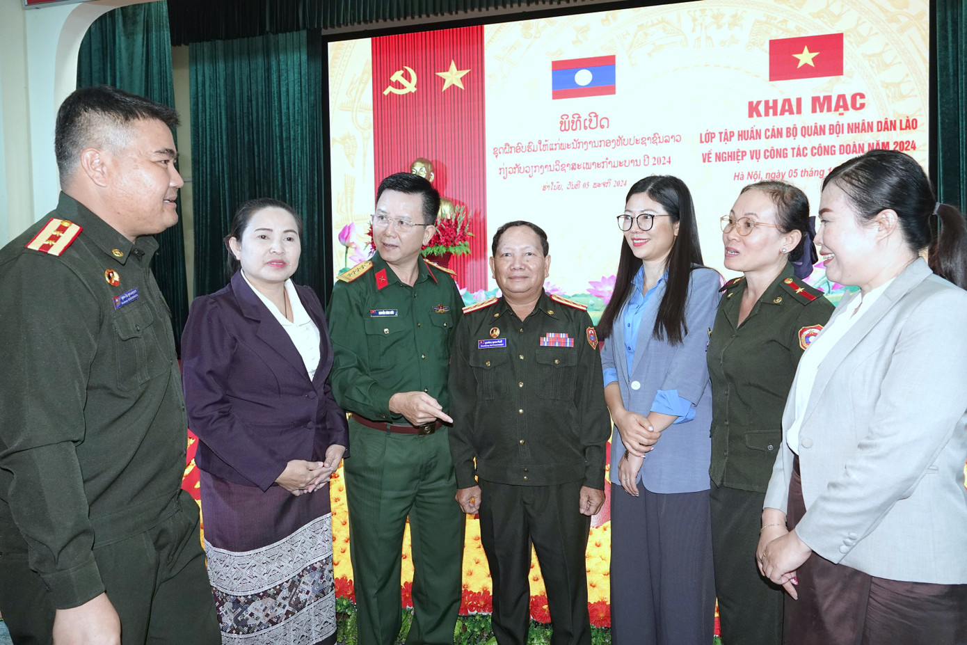 Lãnh đạo Ban Công đoàn Quốc phòng (Tổng cục Chính trị QĐND Việt Nam) trao đổi với các đại biểu dự khai mạc tập huấn. Lãnh đạo Ban Công đoàn Quốc phòng (Tổng cục Chính trị QĐND Việt Nam) trao đổi với các đại biểu dự khai mạc tập huấn.