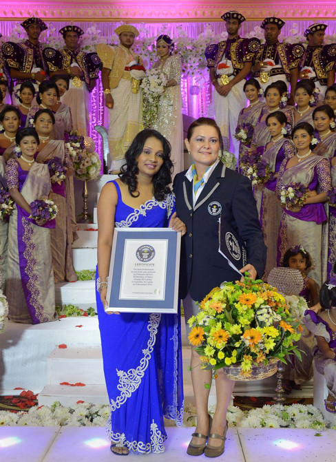 Nhà thiết kế váy cưới nhận chứng chỉ kỉ lục thế giới