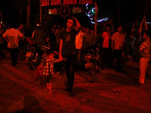 Nhiều người hiếu kỳ tập trung ở gần nơi xảy ra cái chết bất thường của bà Lan