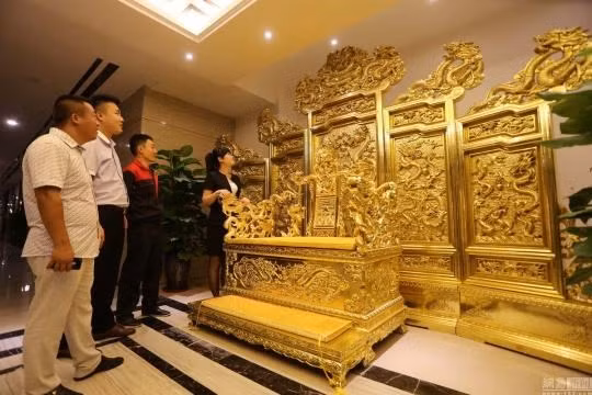 Cận cảnh ngai vàng được dát từ 20.000 tấm vàng miếng ảnh 2
