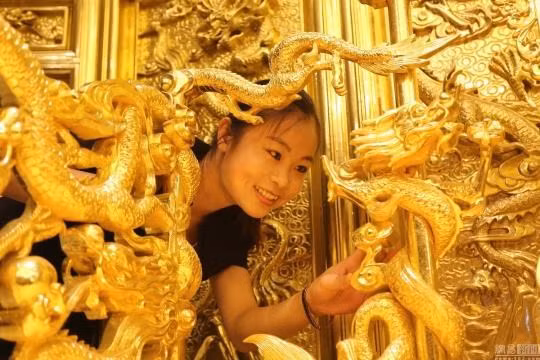 Cận cảnh ngai vàng được dát từ 20.000 tấm vàng miếng ảnh 1