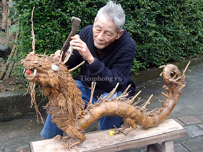 Để có được một tác phẩm Rồng tre hoàn thiện phải mất vài năm trở lên. Sau khi tre được phơi khô, đem lau rửa sạch, hông trên gác bếp. Công đoạn tiếp theo đưa xuống đặt trên bàn để tạo thế, tạo thế xong mới đi vào chạm khắc những chi tiết trên khắp các cơ thể. Mỗi tác phẩm có một thế riêng nhưng đều thể hiện sự thanh cao, trong sáng