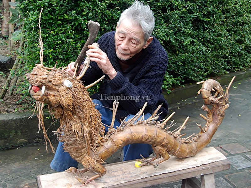 Để có được một tác phẩm Rồng tre hoàn thiện phải mất vài năm trở lên. Sau khi tre được phơi khô, đem lau rửa sạch, hông trên gác bếp. Công đoạn tiếp theo đưa xuống đặt trên bàn để tạo thế, tạo thế xong mới đi vào chạm khắc những chi tiết trên khắp các cơ thể. Mỗi tác phẩm có một thế riêng nhưng đều thể hiện sự thanh cao, trong sáng