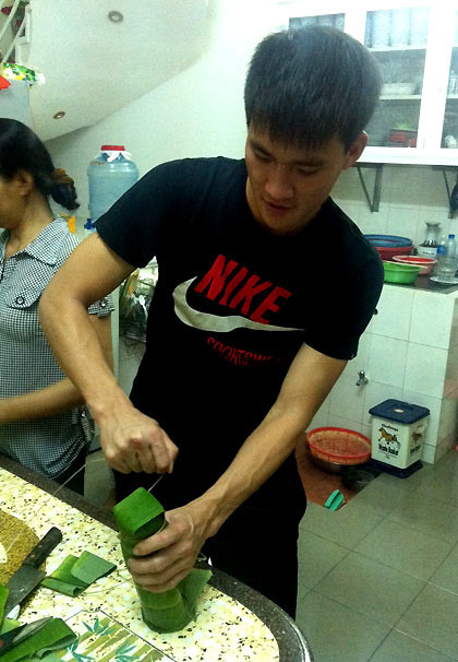 Đến công đoạn này, Công Vinh đã có thể phụ gói.