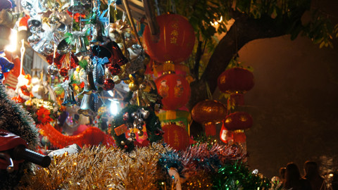 Thị trường Noel không chỉ đa dạng về chủng loại, kiểu dáng, màu sắc mà còn phong phú về giá cả… 