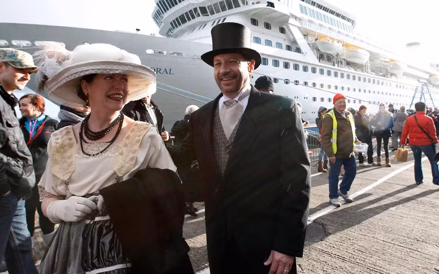 Hành khách trên con tàu MS Balmoral rời cảng Southampton (Anh) để bắt đầu hành trình 12 ngày đêm.