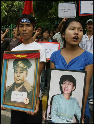 Nhà lãnh đạo phe đối lập tại Myanmar, bà Aung San Suu Kyi, người từng nhận giải Nobel Hòa bình (ảnh phải) là con gái của ông Aung San, người được mệnh danh là George Washington của Myanmar