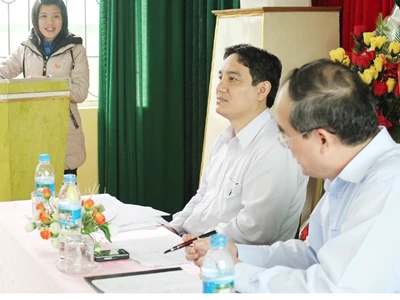 Phó Chủ tịch xã Hồng Sỹ (Hà Quảng, Cao Bằng) Hà Thị Mai trả lời câu hỏi của Phó Thủ tướng Nguyễn Thiện Nhân và đoàn công tác Ảnh: Phương Hiếu