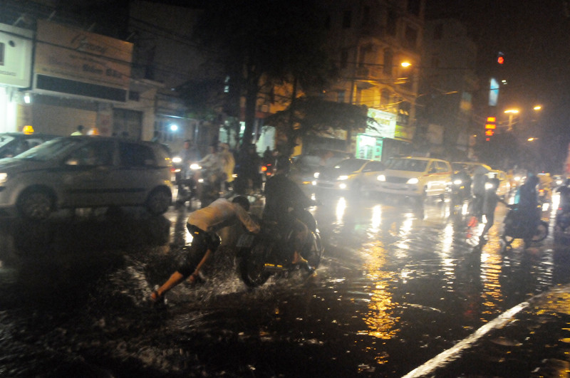 Một chiếc xe bị chết máy, phải đẩy đi