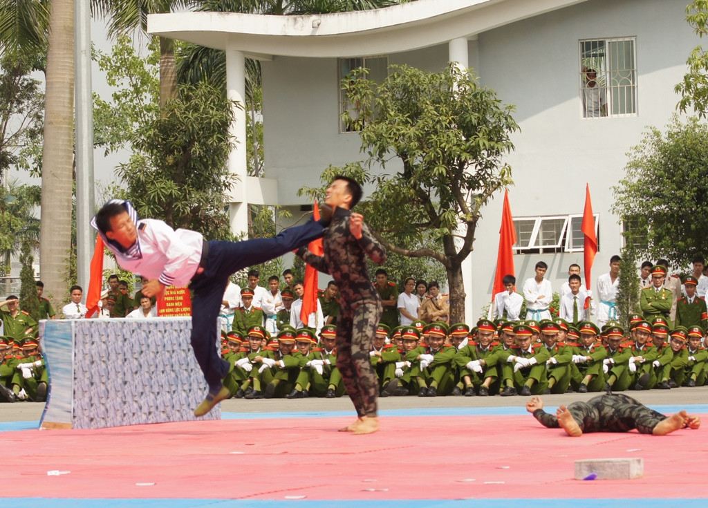 Chiến sĩ Đặc công thuộc Quân chủng Hải quân ra đòn hạ toán biệt kích trong tình huống người nhái nước ngoài xâm nhập quần đảo Trường Sa 