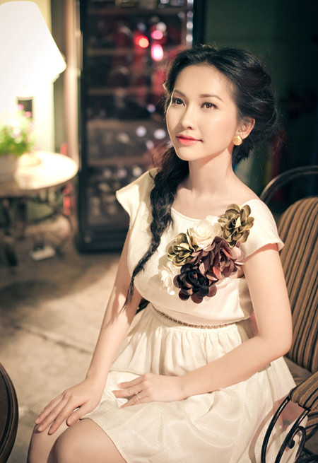 Hiền Thục Hoa hậu Ngọc Hân. "Nữ hoàng nội y" Ngọc Trinh Ca sĩ Phương Linh Hot girl Chi Pu Trúc Diễm Yến Trang Hot girl Kelly "Công chúa bong bóng" Bảo Thy Elly Trần Kim Hiền Trương Ngọc Ánh Hot girl Midu Dương Yến Ngọc Hồ Ngọc Hà Siêu mẫu Trang Trần Hot girl Huyền Lizze Jenifer Phạm "Bà mẹ nhí" Phương Trinh. Bảo Trân