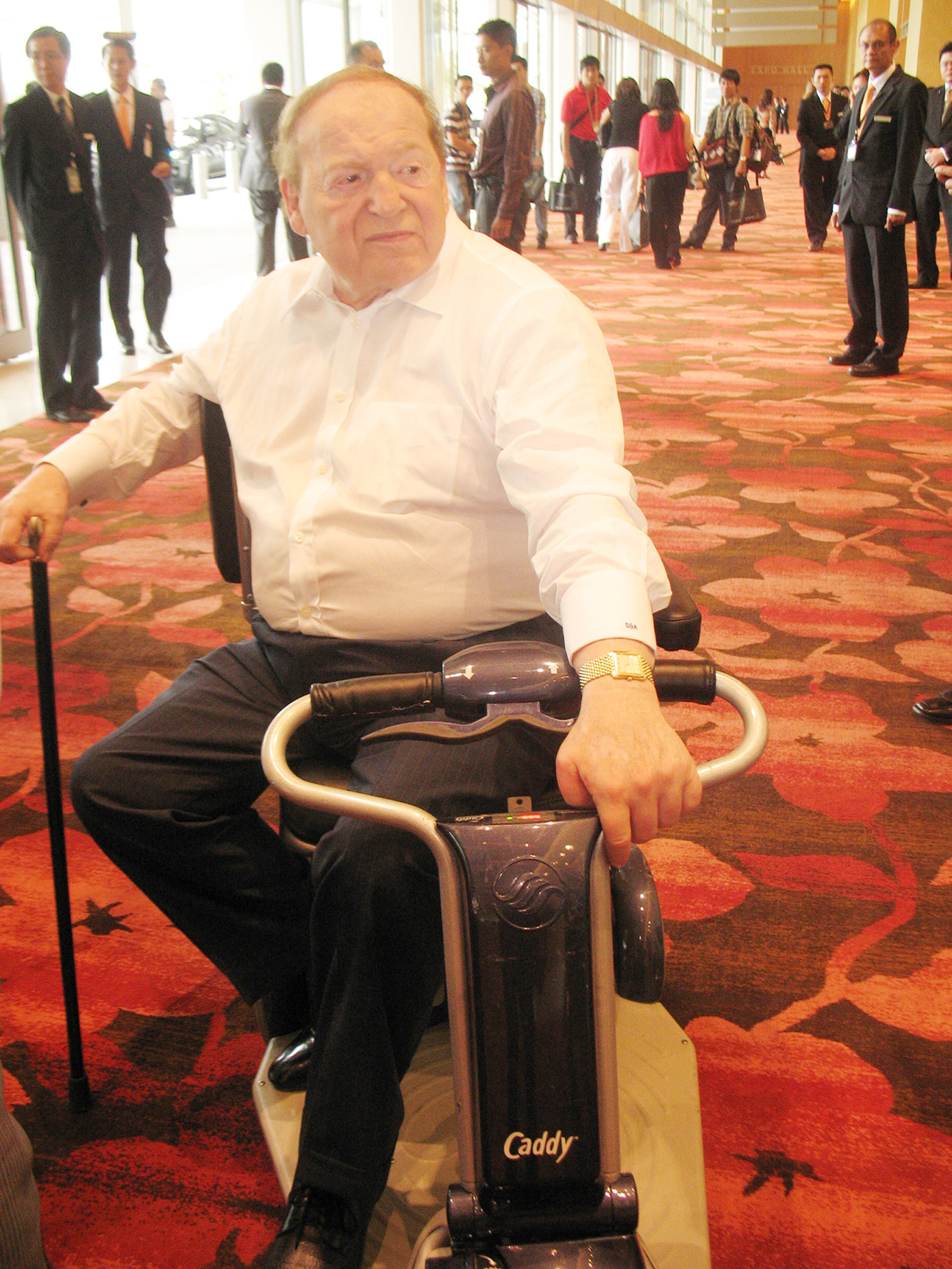 Tỷ phú Adelson trên chiếc xe chạy ắc qui dành riêng cho ông. Ảnh: Đ.P . Tỷ phú Adelson trên chiếc xe chạy ắc qui dành riêng cho ông. Ảnh: Đ.P