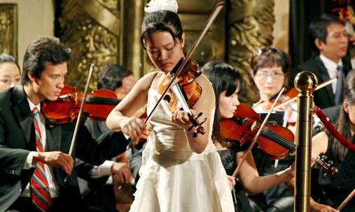 Phương Nhi biểu diễn Concerto cho violin của Mendelssohn năm 2010. Phương Nhi biểu diễn Concerto cho violin của Mendelssohn năm 2010