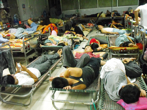 Cảnh đông đúc chật chội tại phòng điều trị tim mạch tổng hợp C5 của Bệnh viện Bạch Mai Hà Nội Ảnh: Tuấn Nguyễn