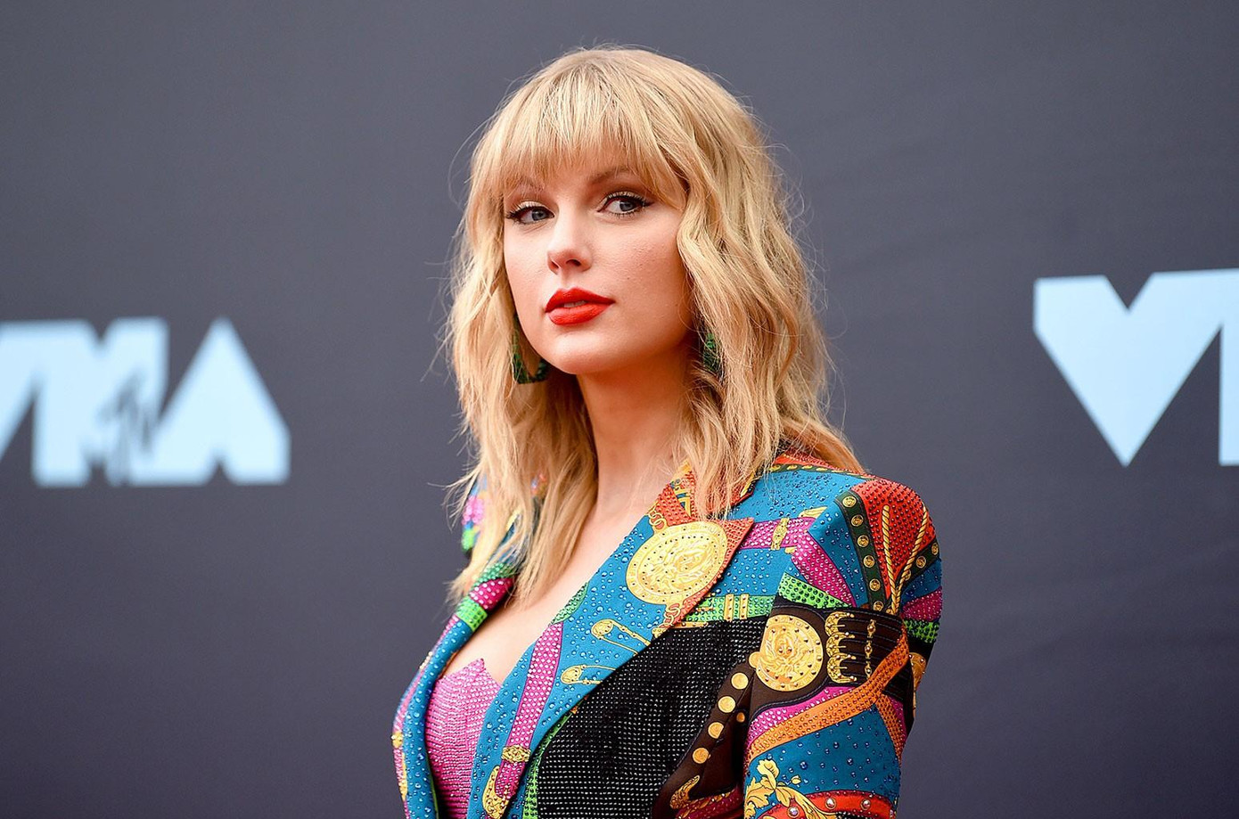 Taylor Swift kiếm được 80 triệu USD trong năm qua nhưng vẫn bét bảng, thua người đứng đầu đến 510 triệu USD.