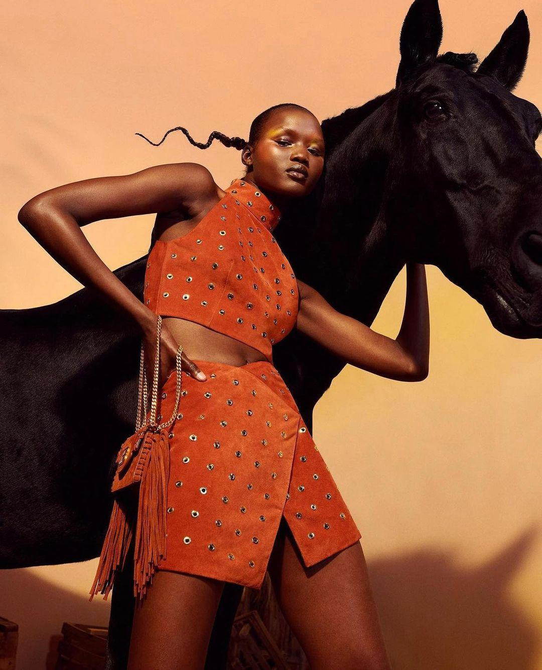 Abény Nhial (21 tuổi) là người mẫu Úc gốc Phi thứ 3 xuất hiện trên Vogue Anh số tháng 2/2022.