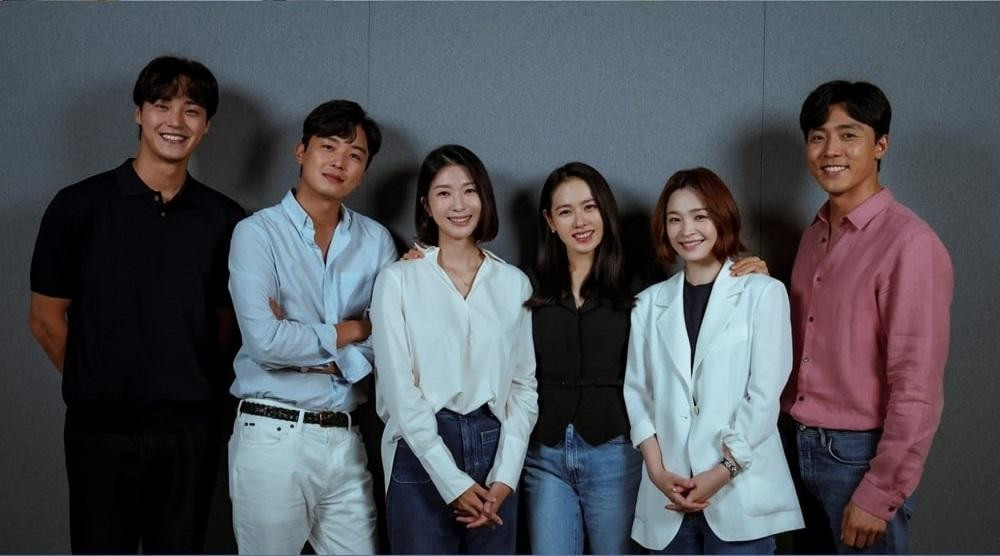 Dàn diễn viên chính của phim, gồm Son Ye Jin, Jeon Mi Do, Kim Ji Hyun, Yeon Woo Jin, Lee Moo Saeng (phải) và Lee Tae Hwan (trái). Phim do đạo diễn Kim Sang Ho cầm trịch và biên kịch Yoo Young Ah chấp bút, dự kiến lên sóng vào ngày 16/2 trên kênh JTBC.
