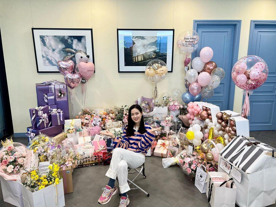 Ngoài ra, mỹ nhân "Hạ cánh nơi anh" còn nhận được vô số hoa và quà từ người hâm mộ. “Gửi đến những người hâm mộ của tôi, những người đã gửi cho tôi tất cả những món quà và bó hoa này… Làm thế nào để tôi có thể trả ơn các bạn? Đó là một sinh nhật vô cùng vui vẻ. Cảm ơn các bạn rất nhiều! Tôi rất cảm động! Tôi cũng yêu các bạn”, cô viết.