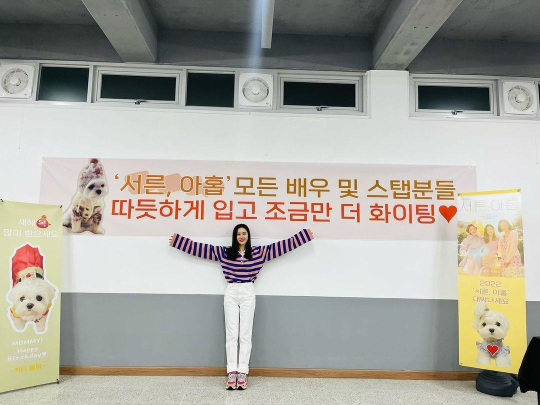 Trong tiệc sinh nhật, Son Ye Jin ăn mặc đơn giản, với áo phông dài tay, quần jean trắng và giày thể thao. Điều đó không ảnh hưởng đến vẻ ngoài rạng rỡ của cô, ngược lại còn giúp người đẹp thêm phần trẻ trung, gần gũi. Dân mạng nhận xét, Son Ye Jin như mới tròn 30 tuổi, không giống một phụ nữ đã bước vào tuổi trung niên.