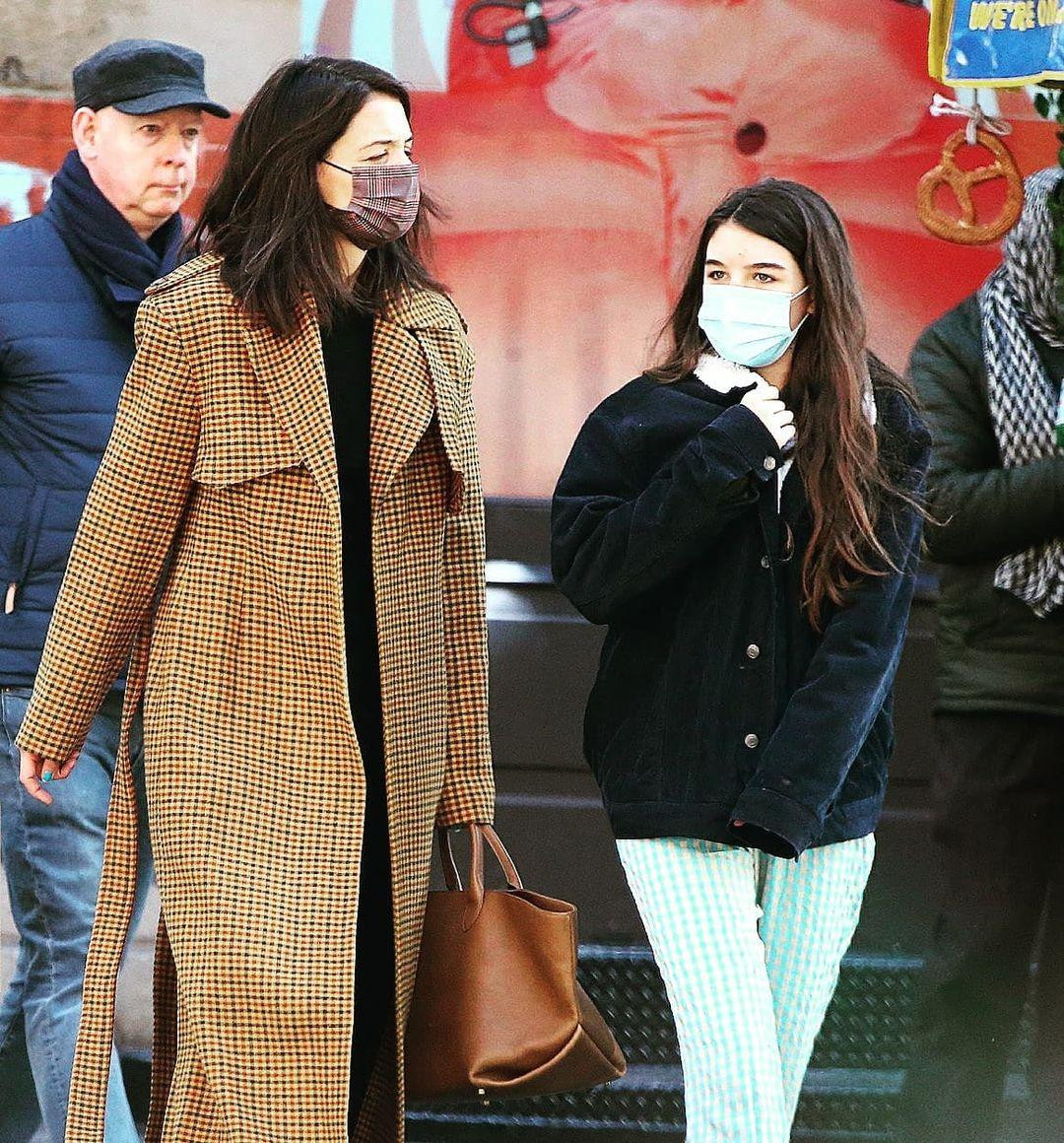 Sau khi bố mẹ ly hôn, Suri chưa từng tham gia các sự kiện giải trí công khai cũng như xuất hiện trên thảm đỏ. Những hình ảnh về cô bé thường chụp trên đường phố, cùng mẹ hoặc bạn bè.