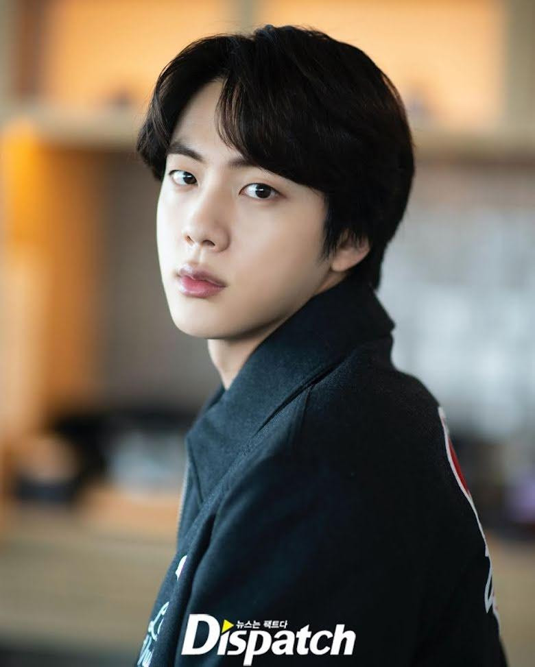 Thành viên lớn tuổi nhất BTS, Jin, xếp hạng 3 với hơn 450.000 phiếu bầu.