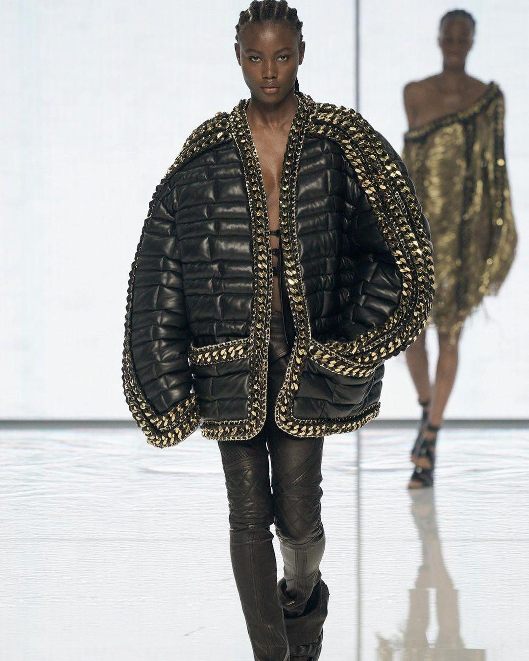 Janet Jumbo là người trẻ nhất trong danh sách khi mới 18 tuổi. Cô là người Nigeria đầu tiên đi catwalk cho Louis Vuitton năm 2019.