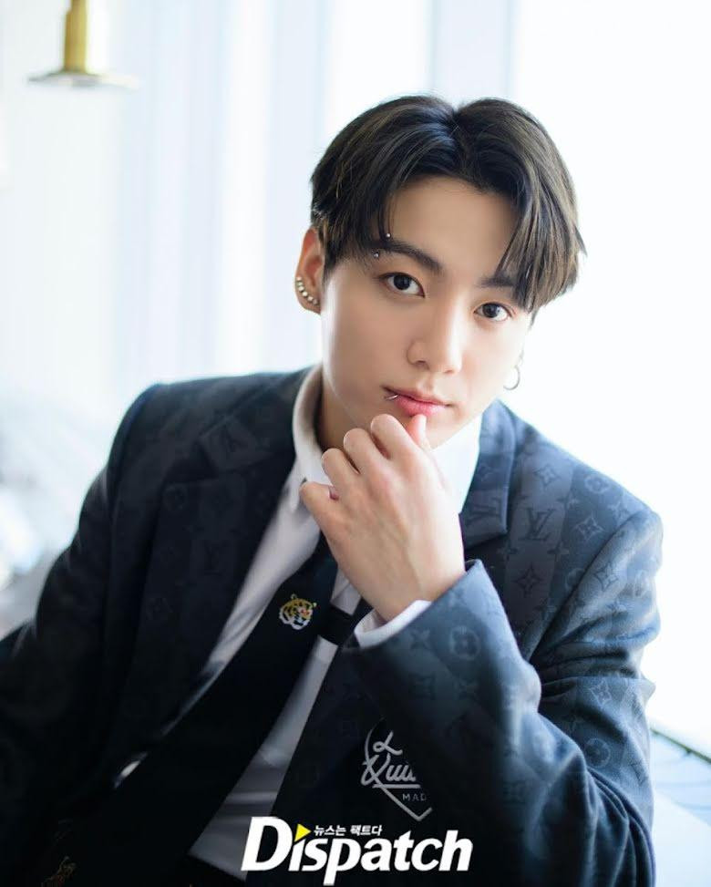 Trong cuộc khảo sát của KingChoice, Jungkook dẫn đầu với 2,4 triệu phiếu bầu. Nhờ đó, &quot;em út vàng&quot; của BTS chính thức được trao danh hiệu &quot;Người đàn ông đẹp trai nhất thế giới năm 2021&quot;.