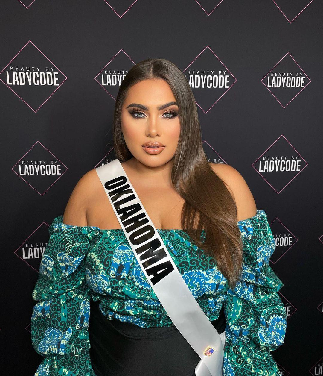 Điều khiến Emma khác biệt với những người đẹp khác là thân hình ngoại cỡ, nặng hơn 100 kg. Với thành tích trên, cô làm nên lịch sử khi trở thành thí sinh ngoại cỡ đầu tiên giành ngôi Á hậu Trái đất Mỹ.