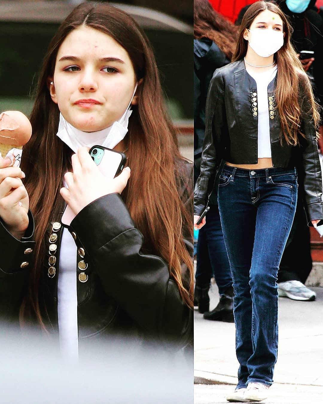 Gương mặt của Suri giống bố nhiều hơn, các đường nét xinh xắn, hài hòa, làn da trắng hồng. Cô bé bị mụn trứng cá ở tuổi dậy thì nhưng điều đó không ảnh hưởng nhiều đến nhan sắc. Nhiều người đánh giá, Suri hứa hẹn sẽ là mỹ nhân trong tương lai.