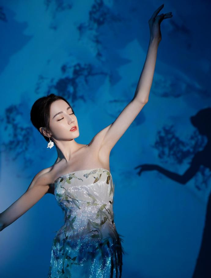 Nàng &quot;tiểu hoa đán&quot; 9x thả hồn trong từng cử động uyển chuyển của cơ thể mang bầu không khí lãng mạn, bay bổng.