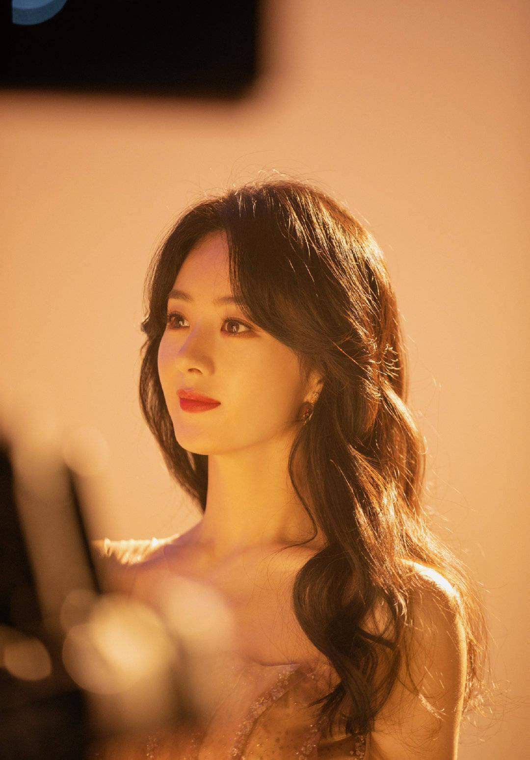 Trước đó, vợ cũ Phùng Thiệu Phong khiến không ít dân mạng lo lắng vì liên tục xuất hiện với thân hình gầy gò, lộ cơ gân trông không phù hợp với gương mặt nữ tính, ngọt ngào.