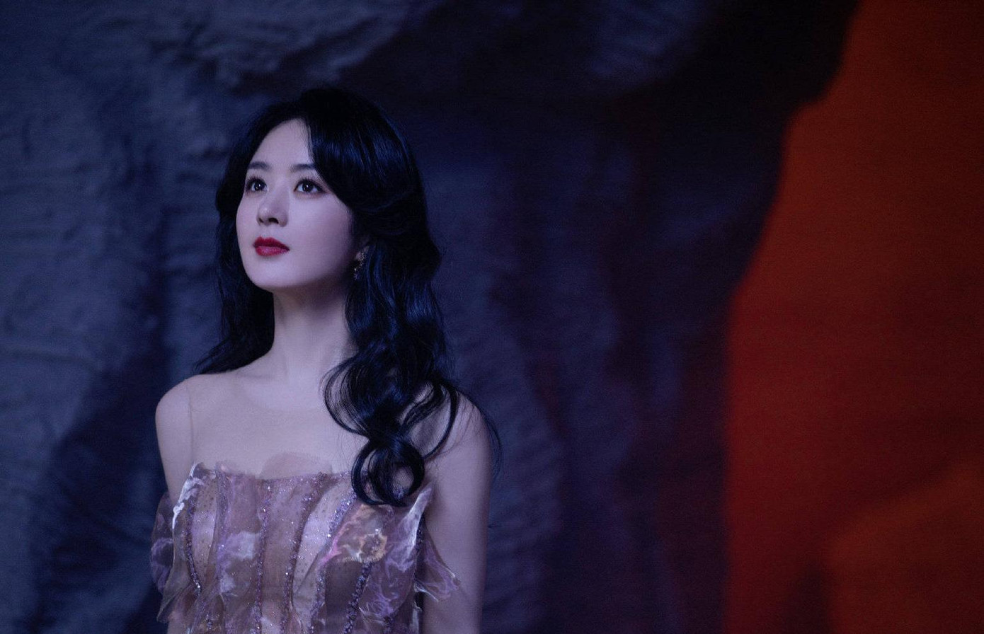 Ngày 10/1, bộ ảnh mới của Triệu Lệ Dĩnh được chia sẻ trên mạng xã hội. Lấy bối cảnh ánh sáng và bóng tối đan xen, nữ diễn viên 35 tuổi nổi bật với làn da trắng như tuyết, bờ môi đỏ mọng và mái tóc dài buông xõa.
