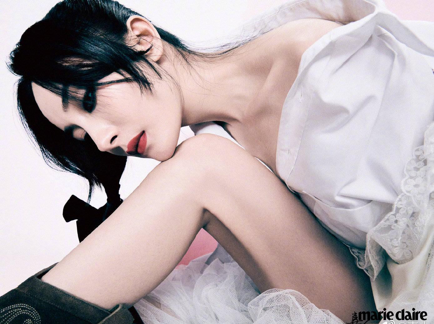 Hiện tại, dù diễn xuất gây tranh cãi, Dương Mịch vẫn giữ vững phong độ là một trong những nữ diễn viên &quot;hot&quot; nhất hiện nay. Mới đầu năm mới, cô đã &quot;phủ sóng&quot; trên trang bìa 3 tạp chí hàng đầu gồm Marie Claire, Harper&apos;s Bazaar và L&apos;Officiel Trung Quốc.