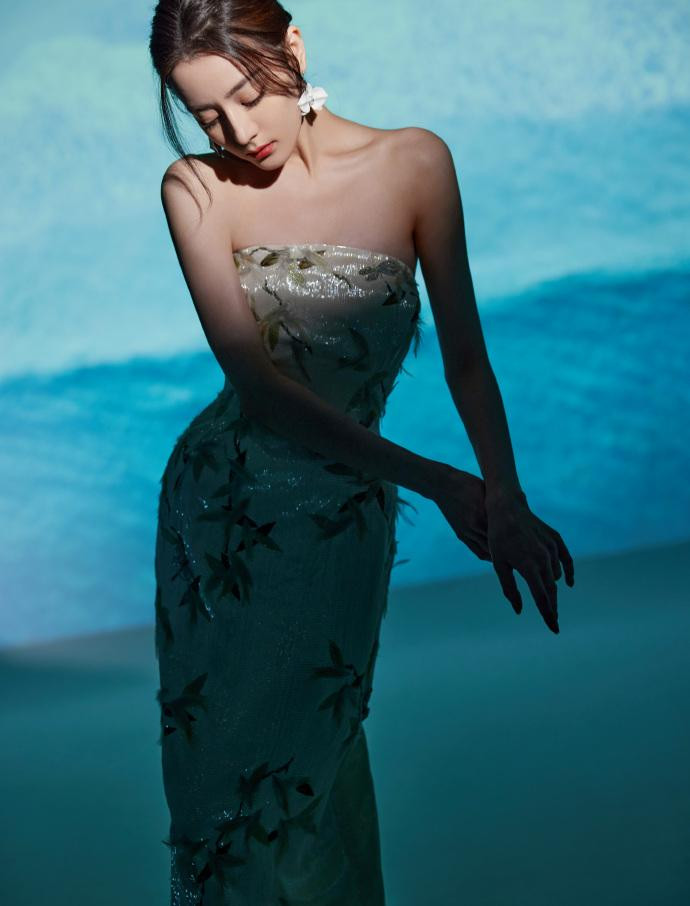 Không kém cạnh hai đàn chị, Địch Lệ Nhiệt Ba mang phong vị khác trong bộ ảnh mới công bố - thanh lịch và quyến rũ.