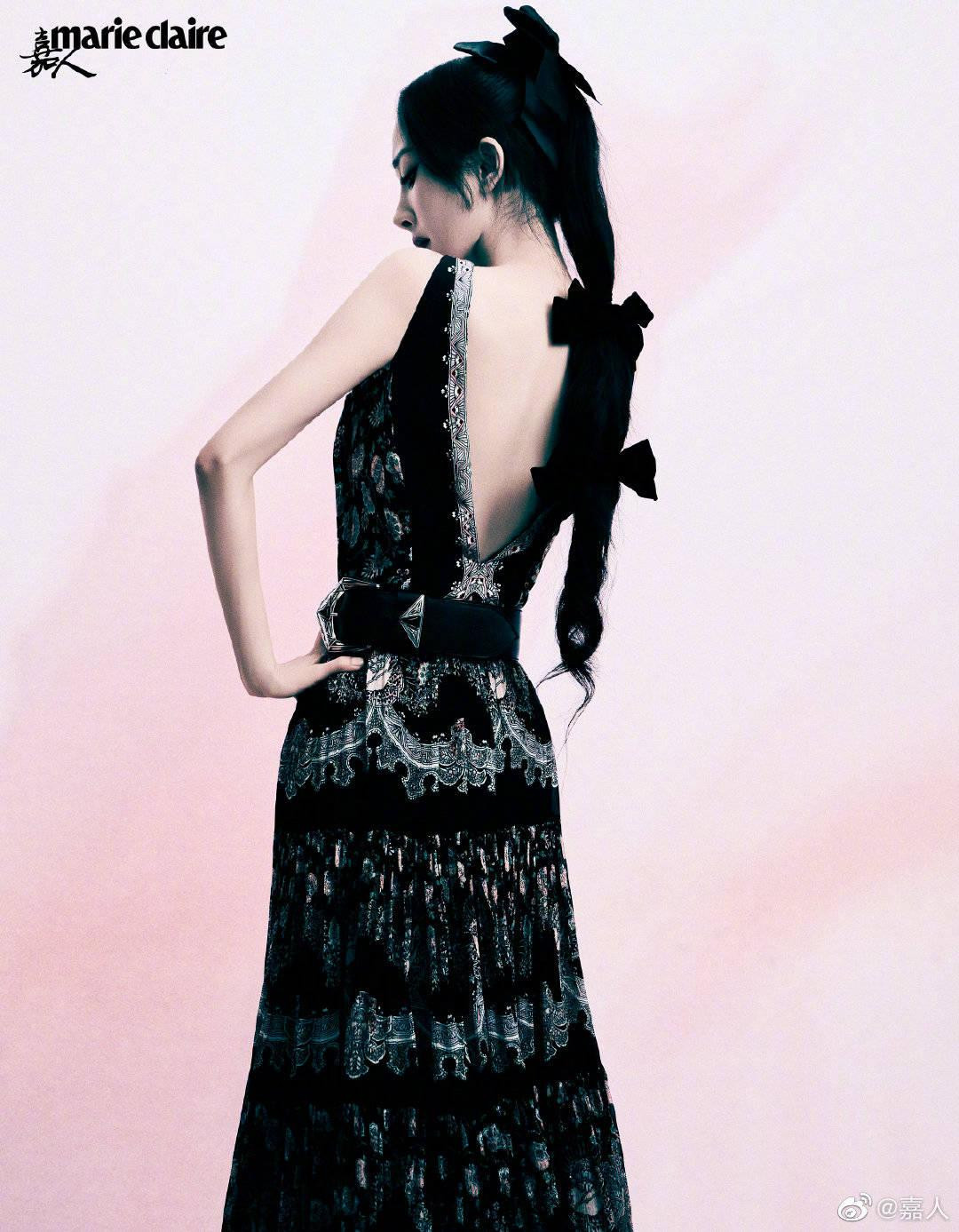 Dương Mịch khoe thân hình mảnh mai và lưng trần nuột nà trong trang phục Etro. Được biết, nàng &quot;tiểu hoa đán&quot; 8x được bổ nhiệm cương vị đại sứ toàn cầu cho thương hiệu Italy hồi tháng 9/2021.