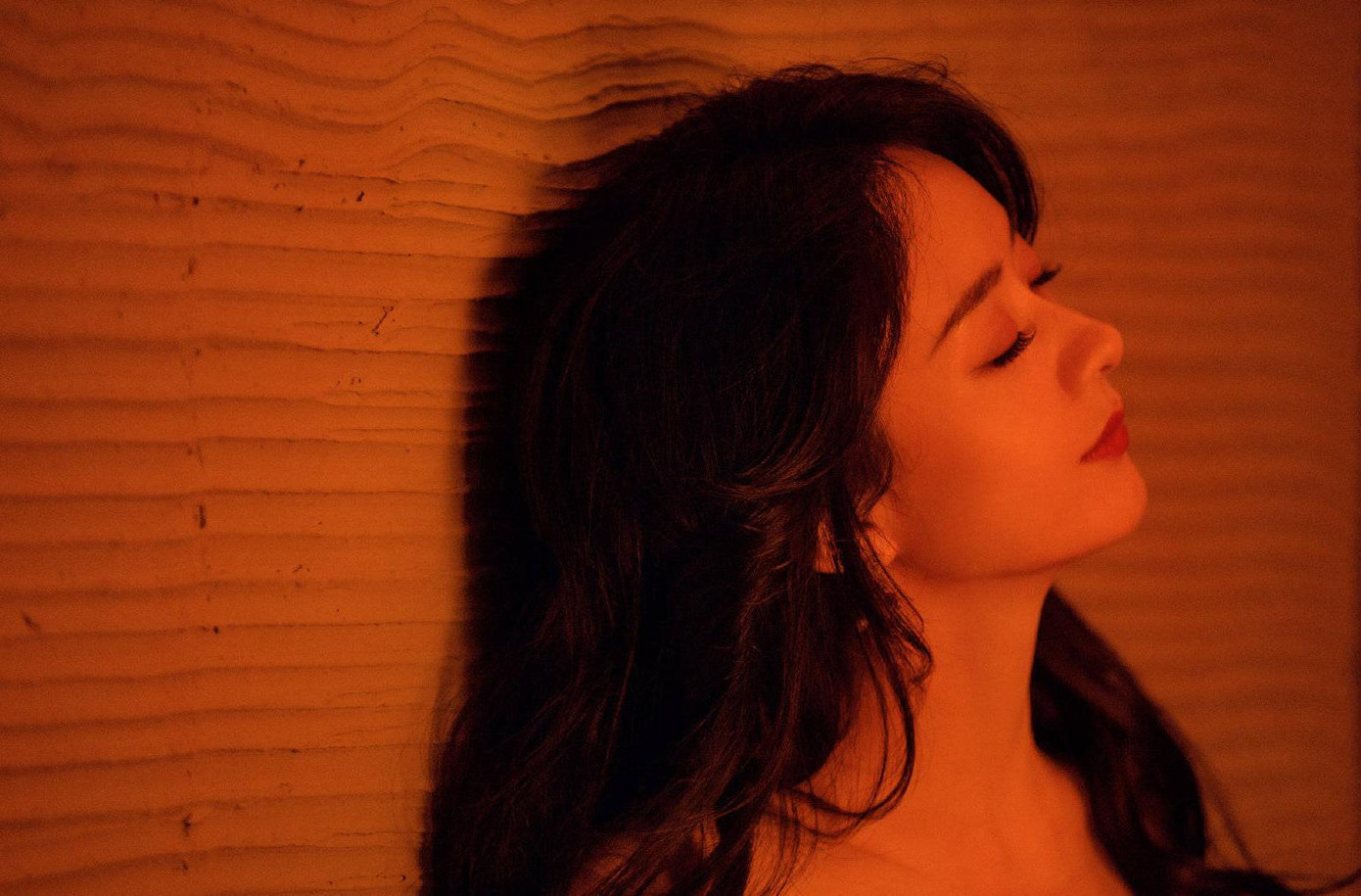 Được biết, thời gian gần đây, bà mẹ một con phải tăng cân theo yêu cầu của vai diễn. Rõ ràng, điều này không hề ảnh hưởng đến nhan sắc của cô, ngược lại còn thêm phần xinh đẹp.