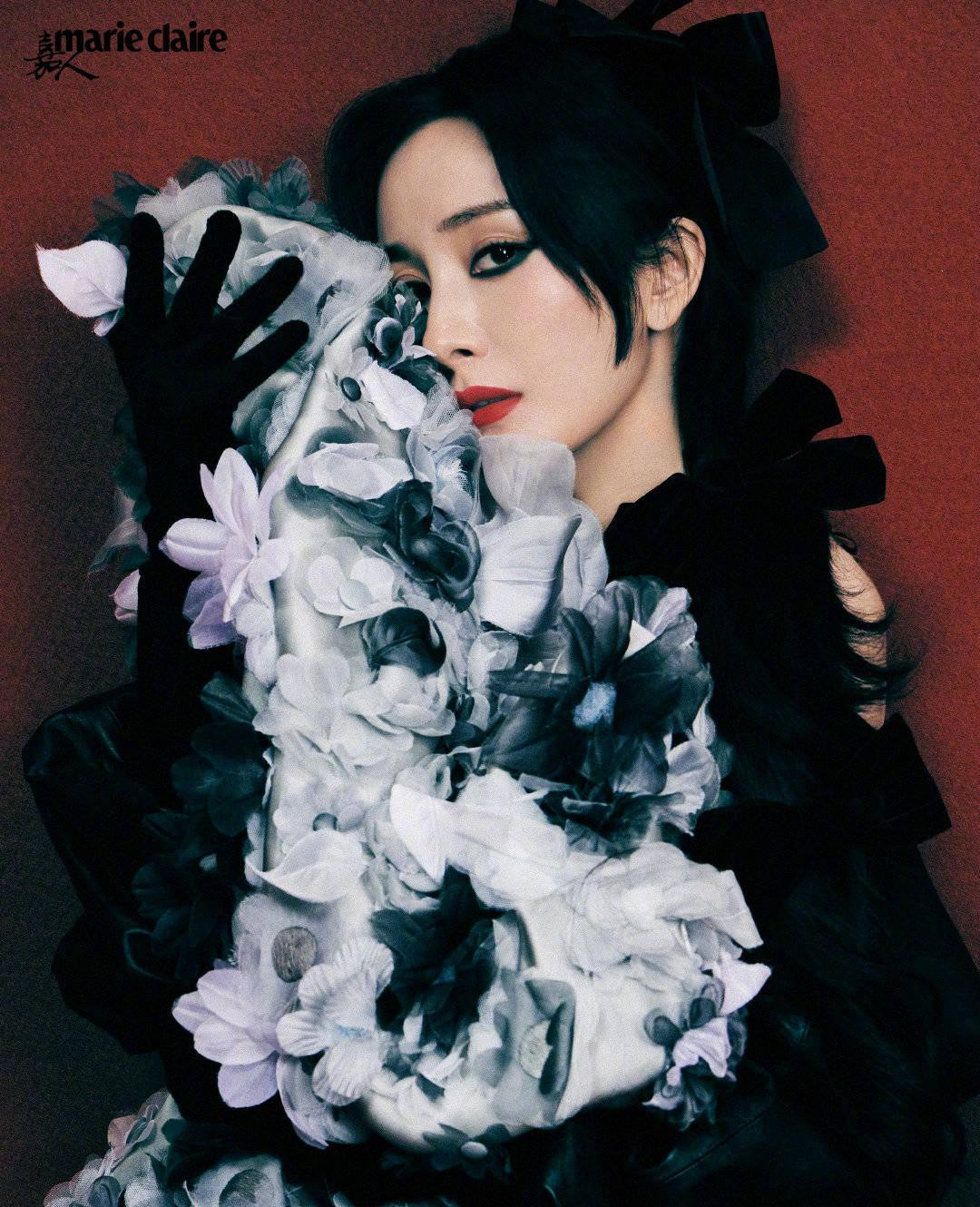 Khác với tạo hình công chúa ngọt ngào thường thấy, người đẹp &quot;Vương Chiêu Quân&quot; thay đổi phong cách sang cá tính, sắc sảo. Điểm nhấn là đôi mắt kẻ viền đậm và biểu cảm lạnh lùng.