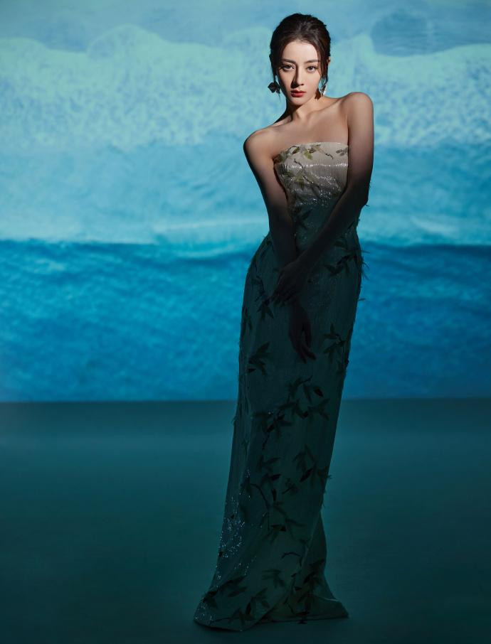 Chiếc váy quây dáng dài tôn lên thân hình mảnh mai, nuột nà của mỹ nhân Tân Cương sinh năm 1992. Hút mắt nhất là bờ vai gầy và xương quai xanh tinh tế.