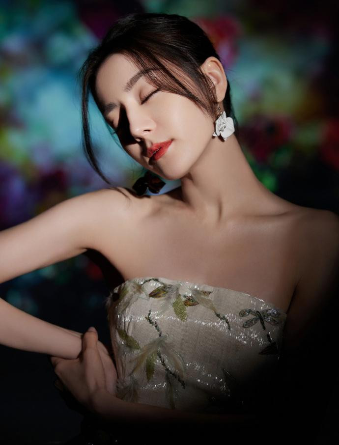 Dân mạng dành cho Nhiệt Ba vô số lời khen: &quot;Vẻ đẹp và nụ cười của bạn làm tôi không thể nào quên. Tôi bị thu hút sâu sắc bởi sự duyên dáng tuyệt vời ấy&quot;, &quot;Chỉ nhìn cái bóng thôi cũng đủ rung động rồi&quot;, &quot;Tuyệt đẹp&quot;...