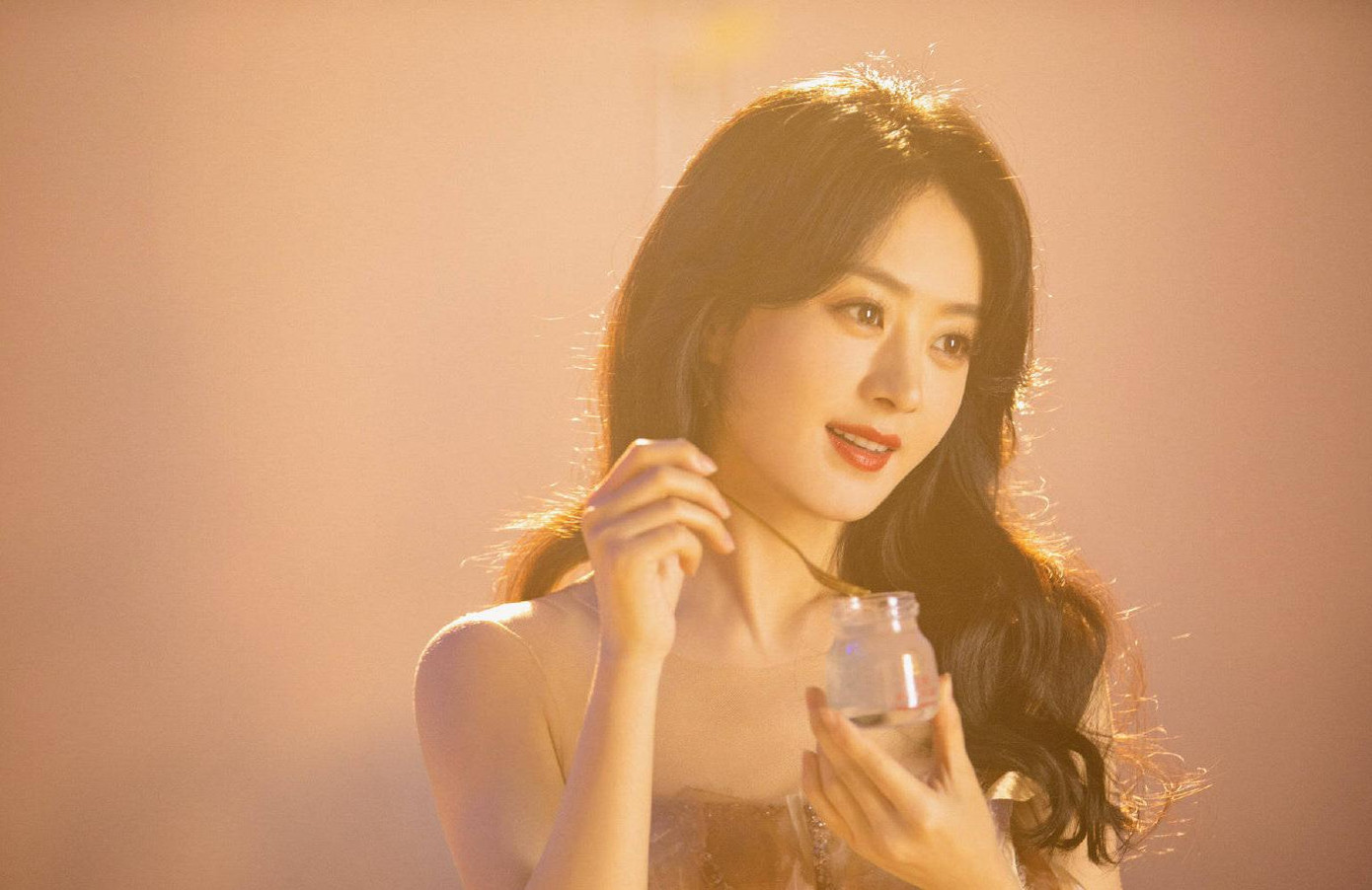 Dân mạng nhận xét, gương mặt bầu bĩnh hơn giúp nàng &quot;tiểu hoa đán&quot; 8x càng thêm trẻ trung. Nếu nhìn vào ảnh, không ai nghĩ cô đang ở độ tuổi U40, mà chỉ như mới đầu hai.