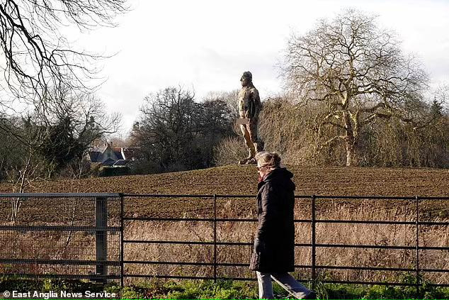 Bức tượng đặt trong khu đất lịch sử được bảo tồn. Bức tượng đặt trong khu đất lịch sử được bảo tồn.