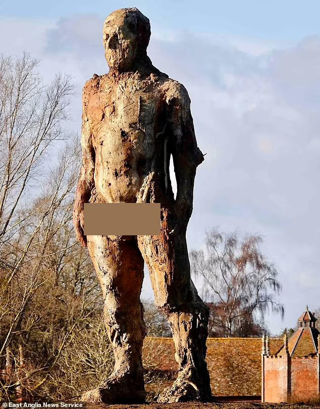 Tượng người đàn ông khỏa thân ở Yoxford. Tượng người đàn ông khỏa thân ở Yoxford.