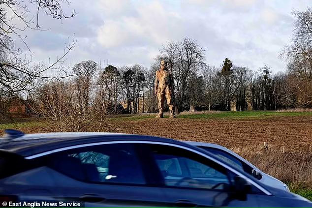 Trong khi, không ít người khác lo lắng bức tượng tạo nên mối nguy hiểm cho giao thông đường bộ. Trong khi, không ít người khác lo lắng bức tượng tạo nên mối nguy hiểm cho giao thông đường bộ.