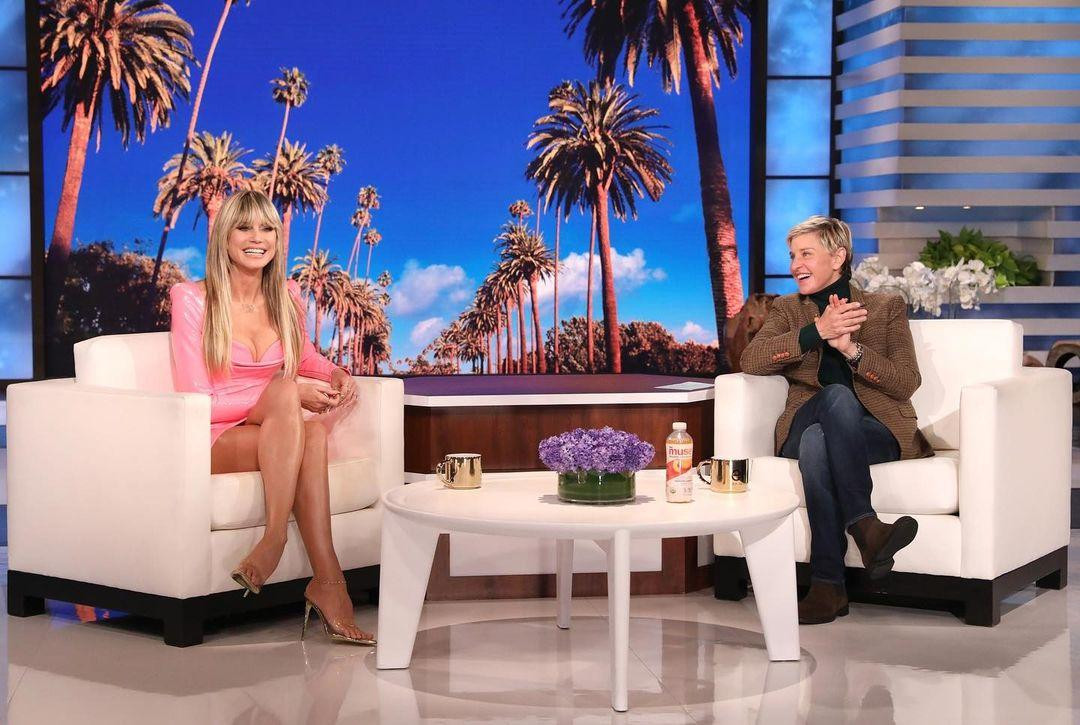 Lúc trả lời câu hỏi nhanh với MC Ellen DeGeneres, cựu thiên thần nội y tiết lộ mua bảo hiểm cho đôi chân trị giá 2 triệu USD. Tuy nhiên, chân trái của cô bị định giá ít hơn chân phải do có vết sẹo. "Một số người vẫn làm điều kỳ quặc như vậy", cô cho biết.